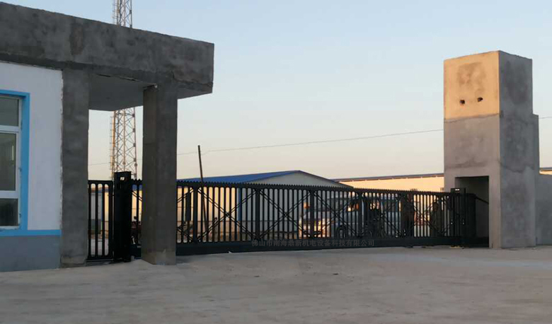 新疆省石河子市棉花加工五厂安装南北德信悬浮门正式投入使用
